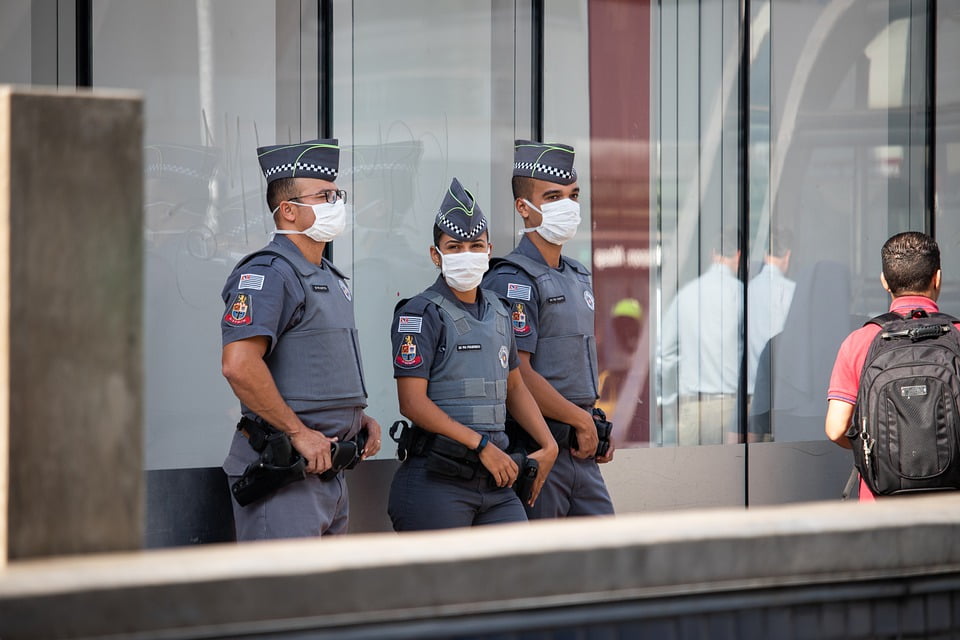 POLICIJA U ITALIJI PROTESTVUJE: Neće da nose roze maske
