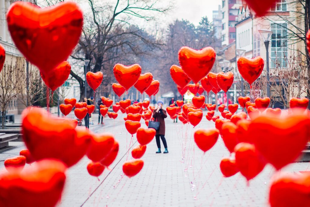 PRELEP PRIZOR IZ BANJA LUKE: Gospodska ulica ukrašena crvenim srcima u znak ljubavi (FOTO/VIDEO)