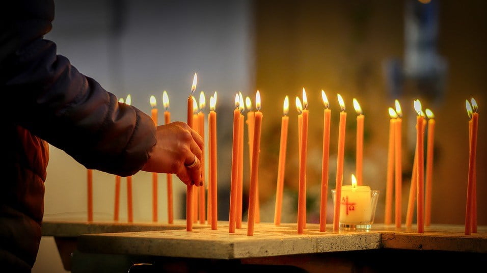 SUTRA SU ZADUŠNICE: Upalite sveću i izgovorite molitvu za preminule
