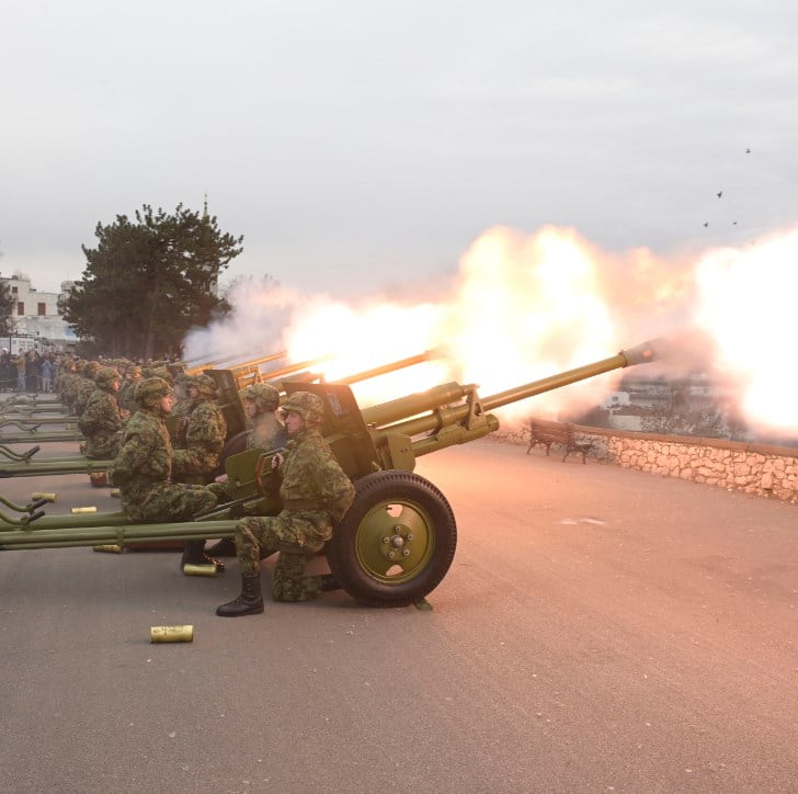 DIVNI PRIZORI SA KALEMEGDANA: Počasna artiljerijska paljba uoči Dana državnosti (FOTO)