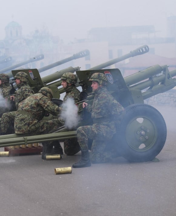 DIVNI PRIZORI SA KALEMEGDANA: Počasna artiljerijska paljba uoči Dana državnosti (FOTO)