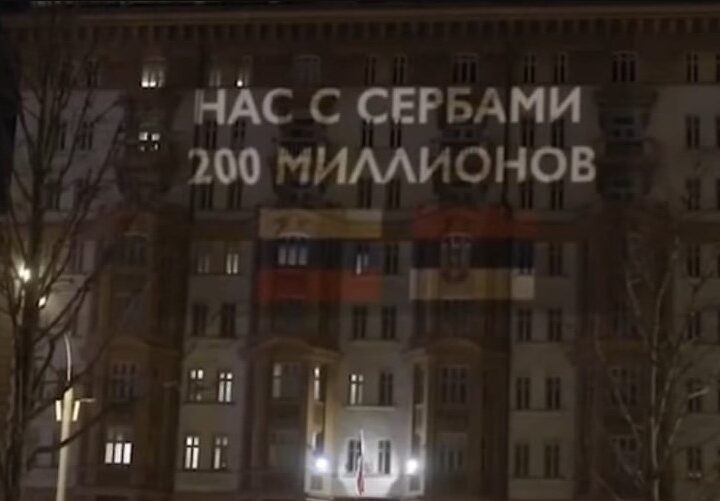 "NAS SA SRBIMA 200 MILIONA" Na ambasadi Amerike u Moskvi Rusi ispisali poruku podrške bratskom narodu u Srbiji (VIDEO)