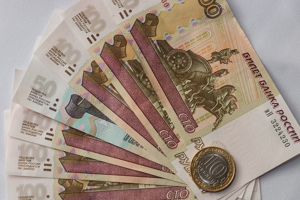 RUSIJA STABILIZUJE VALUTU: Rublja nastavila uspon prema dolaru i evru