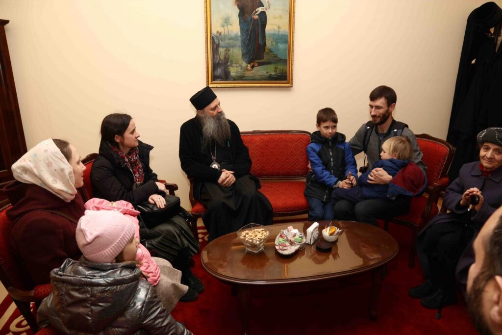NAJVAŽNIJE JE DA RAT ŠTO PRE STANE: Patrijarh Porfirije sa izbeglima iz Ukrajine