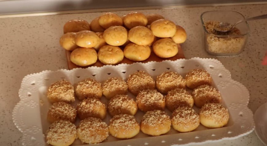 DANAS SE SPREMAJU MLADENČIĆI: Domaćice peku 40 okruglih kolačića i premazuju ih medom (RECEPT/VIDEO)