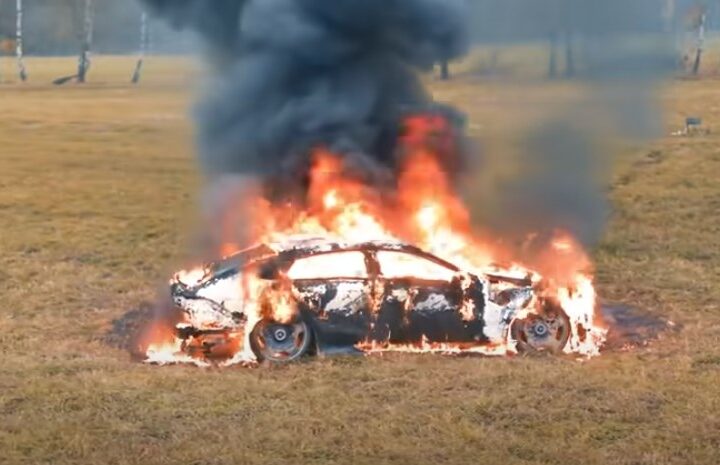 "MOGAO JE SIN DA MI IZGORI" Otac kupio sinu auto za 18. rođendan - vozilo izgorelo nakon samo 10 MINUTA
