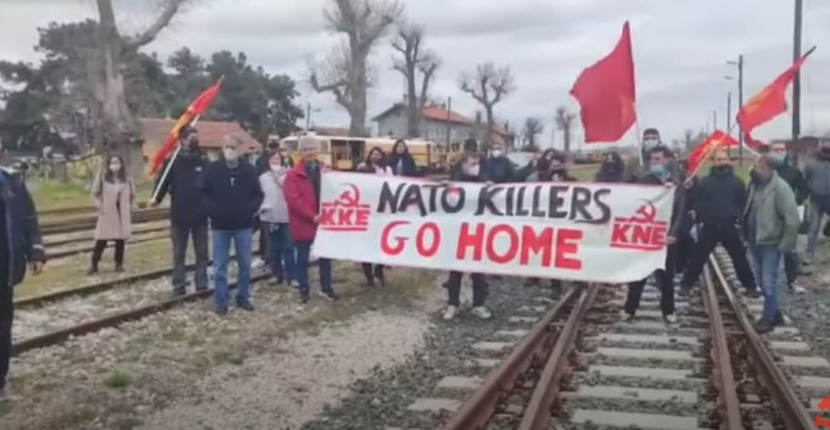 "NATO UBICE, IDITE KUĆI!" Grci blokirali voz sa oružjem i oklopnjacima za Ukrajinu - ne žele da zemlja bude "centar NATO agresije" (VIDEO)
