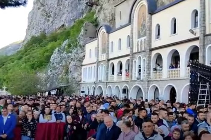 HILJADE HODOČASNIKA POD OSTROGOM: Neverovatne slike iz Crne Gore - narod krenuo da se pokloni Svetom Vasiliju (VIDEO)