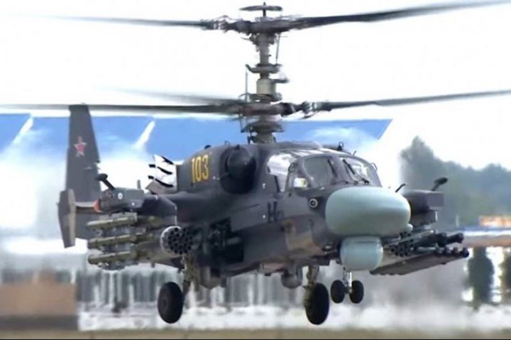 RUSKI "ALIGATOR" U AKCIJI: Objavljen snimak jurišnih helikoptera Ka-52 - uništili konvoj ukrajinske tehnike (VIDEO)