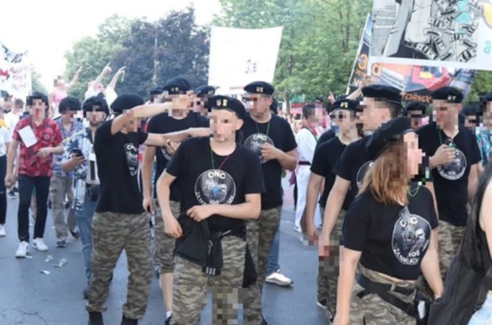HRVATSKA NE MOŽE BEZ USTAŠA: Maturanti u crnim uniformama salutiraju, profesorka oduševljena (FOTO)