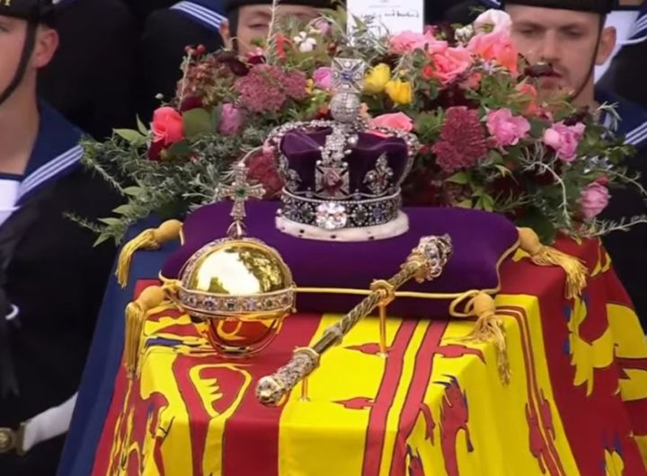 KOVČEG SE SADA PRONOSI ULICAMA LONDONA: Završena državna ceremonija sahrane kraljice Elizabete Druge (FOTO)