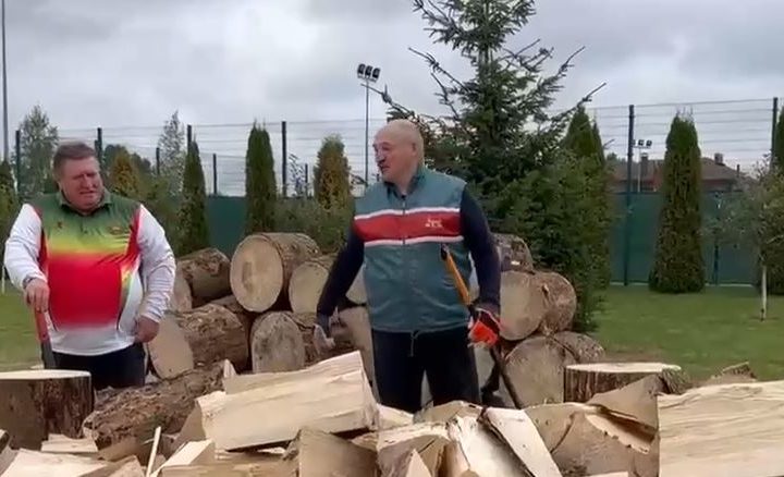 "NEĆEMO DOZVOLITI DA SE SMRZNETE" Lukašenko objavio snimak kako cepa drva i poslao poruku Evropi (VIDEO)