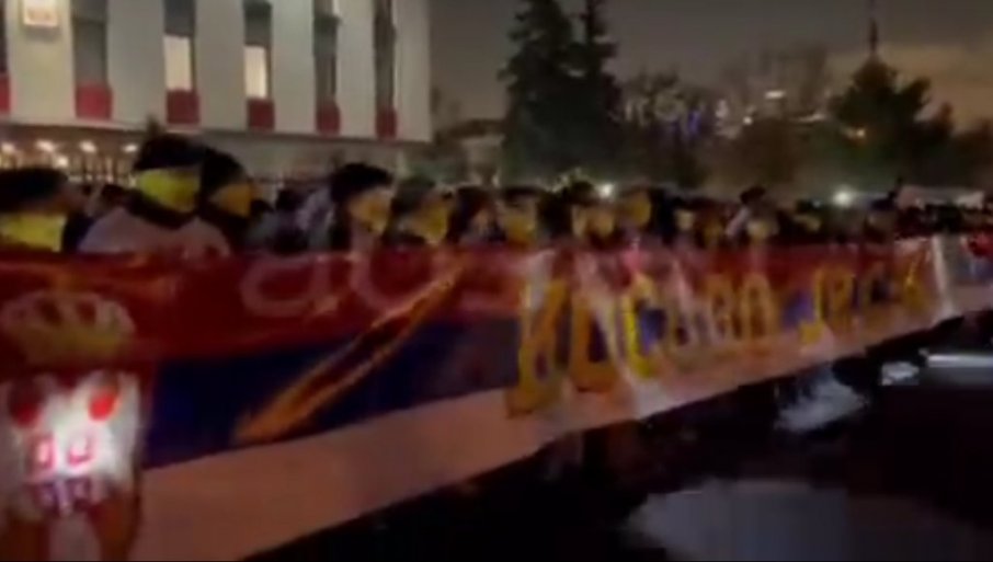 KRIM JE RUSIJA - KOSOVO JE SRBIJA: Ruski navijači poslali poruku iz Moskve na dan kada lažna država slavi rođendan (VIDEO)