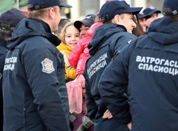 DIRLJIVE SCENE ISPRED PALATE SRBIJA: Srpski spasioci se vratili iz Turske - dočekale ih porodice (FOTO)