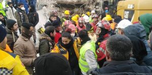SRBI SPASILI JOŠ JEDNU DEVOJKU U TURSKOJ: Izvlačenje trajalo tri sata - bila je pod ruševinama 108 sati (FOTO)